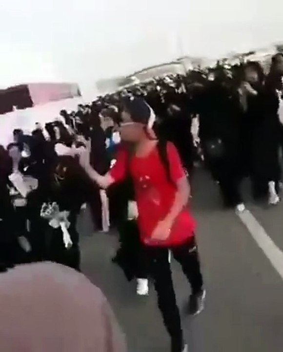 بالفيديو: آلاف النساء بالسعودية يقطعون مسافات طويلة من أجل فريق "سوبر جونيور"