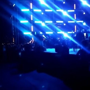 في أعياد بيروت..معجبة تصعد إلى المسرح وتحتضن وائل كفوري