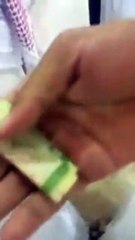 بالفيديو: هدية صادمة لعريس سعودي في حفل زفافه