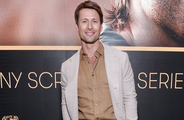 El teléfono de Glen Powell 'sigue vibrando' gracias a un chat grupal con sus compañeros de elenco de Top Gun: Maverick