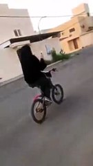 بالفيديو: فتاة تقود دراجة هوائية في الطريق العام بالسعودية