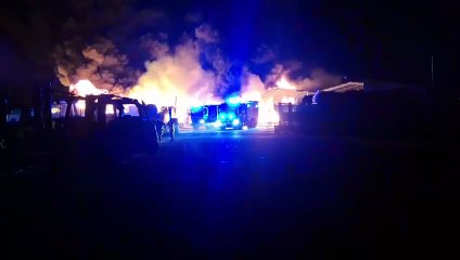 Aparatoso incendio en la planta de reciclaje de Villanueva del Carnero