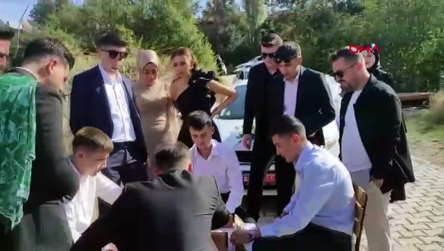 Çorum'da damattan bahşiş almak isteyen arkadaşları yolu okey masasıyla kapattı