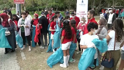 İzmirlilerden dünya rekoru için kıyı temizliği