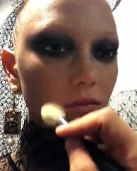 مكياج عيون أسود لعارضات ديور.. قوّة المرأة في عينيها!