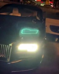 مايا دياب ترقص في الشارع حافية القدمين.. والسبب؟!