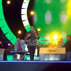 شاهدي: عمرو دياب يتوقّف عن الغناء في حفلته!