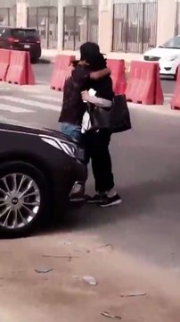 بالفيديو: فتاة تحتضن شاب قدم لها الورود في الطريق العام بالسعودية