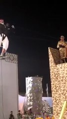 بالفيديو: سعودي مسن يثير الفزع بمشيه على الحبال