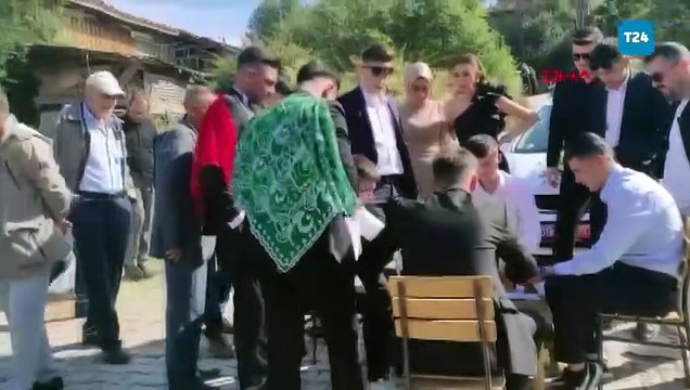 Düğün konvoyu önüne okey masası kurup bahşiş aldılar