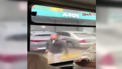 Bursa'da yolculara kızan şoför, araçtan inerek sigara içti