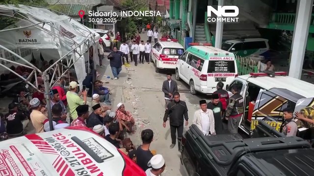 Squadre di soccorso cercano sopravvissuti dopo crollo di una scuola a Giava Orientale