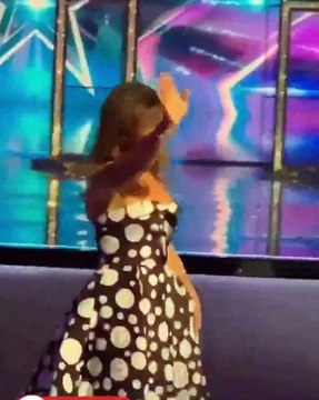 حصريّاً لنواعم: المصمّمة نتالي كرم رأت نجوى كرم ملكةً من الخمسينيات!