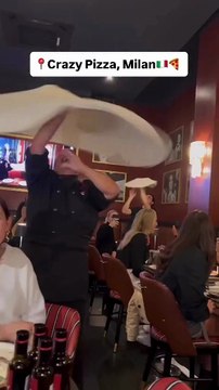 📍Crazy Pizza, situé à Milan dans le quartier de Brera, propose une expérience unique mêlant pizzas fines sans levure, ambiance chic et spectacles de pizzaiolos 🍕