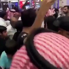بالفيديو: تدافع المواطنين حول أمير سعودي يتجوّل بأحد المولات