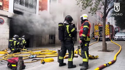 Incendio de dos coches en un semisótano de Madrid