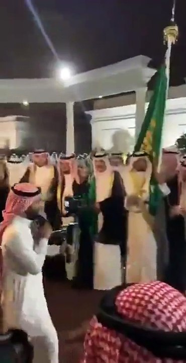 بالفيديو: أمير سعودي يحتفل بزفافه برقص «العرضة»