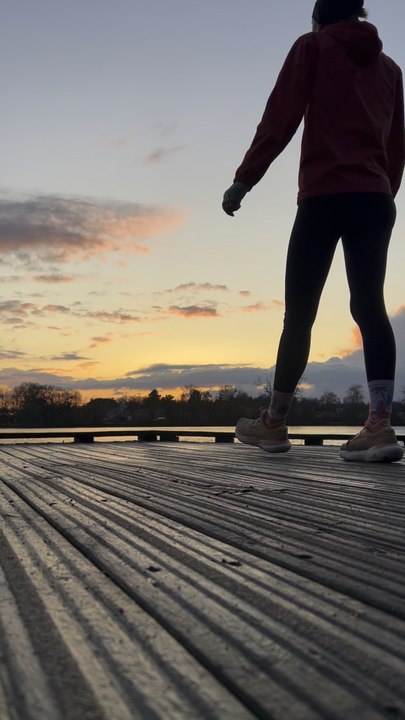 Prendre le temps de faire un peu de yoga pendant une séance de footing avec ce beau couché de soleil 🌅 Je trouve cela si apaisant, pas toi ?