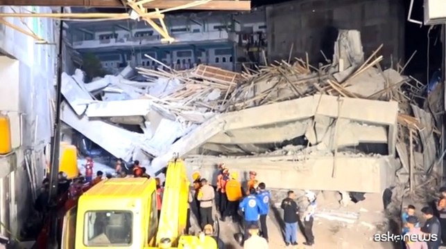 Crolla una scuola in Indonesia, voci sotto le macerie