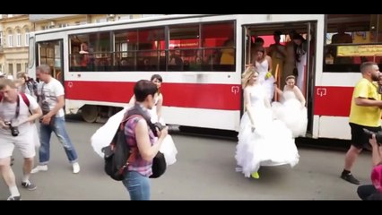 بالفيديو.. آلاف العرائس في شوارع روسيا يبحثن عن عريس