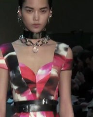 مجموعة ألكسندر ماكوين فيها رومانسية مظلمة بتفاصيل كلاسيكية وأنثوية