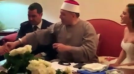 شاهدي المأذون يُغازل ابنة علا غانم: "يا ابن المحظوظة"!