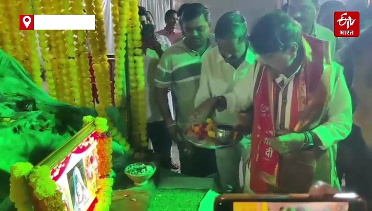 माता की भक्ति में रंगे नजर आए कैलाश विजयवर्गीय, देवास में प्रसाद बनाकर श्रद्धालुओं को बांटा