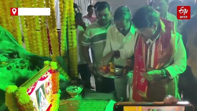 माता की भक्ति में रंगे नजर आए कैलाश विजयवर्गीय, देवास में प्रसाद बनाकर श्रद्धालुओं को बांटा