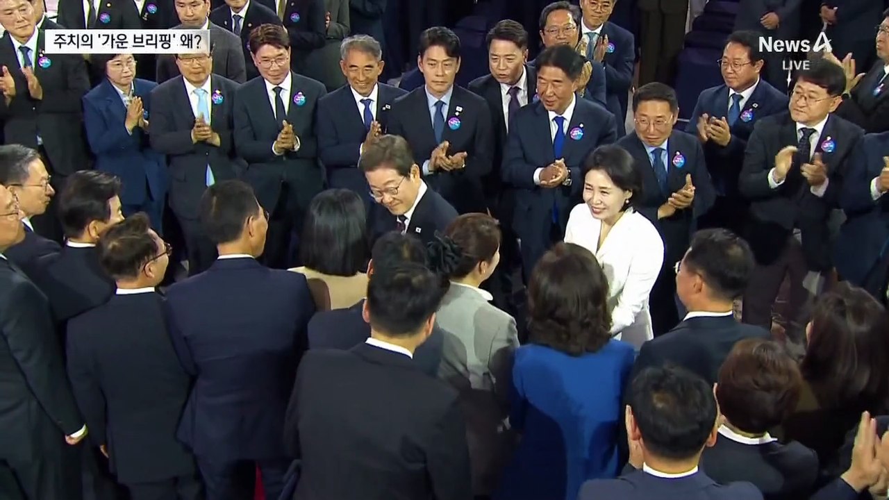 대통령 주치의 가운 입고 이례적 브리핑, 왜?