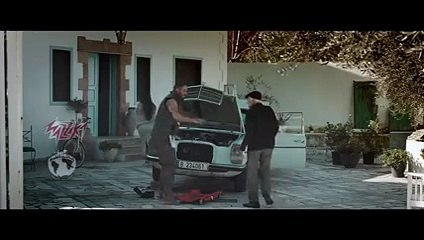 فيديو.. بالشحم رامي عيّاش يطرح "قصة حب" من أسفل السيّارة
