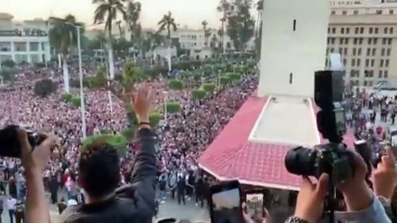 فيديو.. حماقي يُحيِّي الجمهور من شُرفة جامعة القاهرة واشتباكات بالحفل