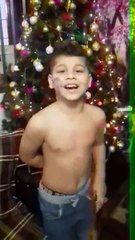 ماذا فعل هذا الطفل مع إليسا ليُعبِّر عن حُبِّه الشديد لها؟