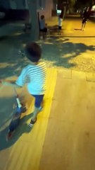 Minik çocuktan utanın bari: 'Belediye bu ne biçim bir yol'