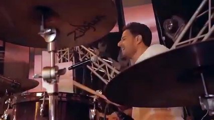 شاهدي محمد حماقي يعزف على الدرامز