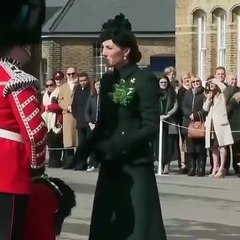 فيديو.. كيت ميدلتون تُداعِب كلباً في مهمتها الرسميّة