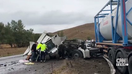 Sivas'ta TIR ile yolcu otobüsü çarpıştı: 20 yaralı