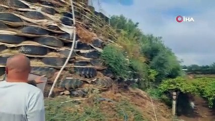 Atık lastiklerle kale gibi duvar ördü