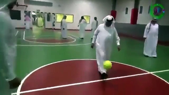 شاهدي: محمد عبده يكشف عن مهاراته في كرة القدم