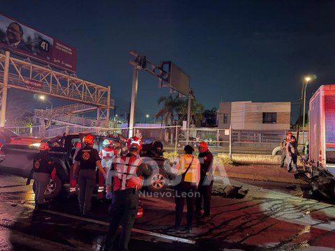 VIDEO | Choque entre camión cervecero y camioneta deja tres lesionados en Monterrey