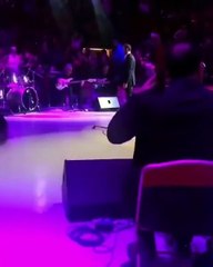 فيديو.. كاظم الساهر يُنقِذ معجبة على المسرح!