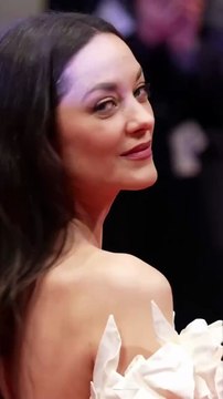 🎂✨ Happy 50, Marion Cotillard ! L’actrice oscarisée souffle aujourd’hui ses 50 bougies, et prouve plus que jamais que le talent n’a pas d’âge. Icône du cinéma français et star internationale, elle brille actuellement dans la série américaine « The Mornin
