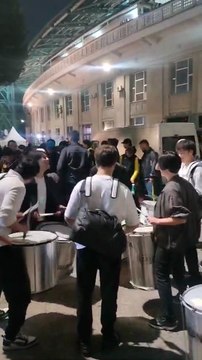 Batucada a las puertas del estadio Central antes del Kairat Almaty- Real Madrid