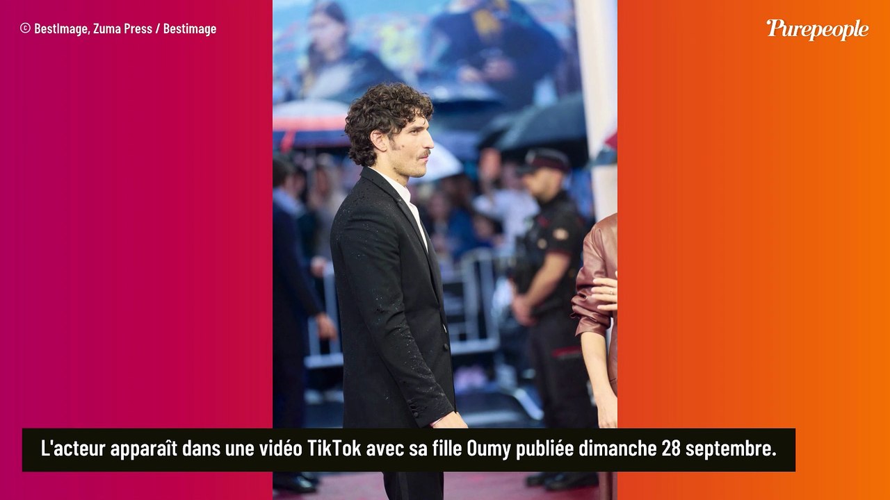 Oumy, la fille de Louis Garrel et Valeria Bruni-Tedeschi, se fait remarquer avec son père face à des milliers de personnes