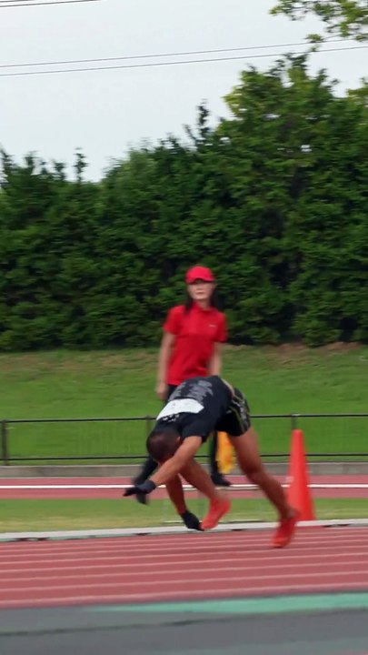 🇯🇵 INSOLITE | Un japonais de 22 ans a battu le record du monde du 100 m… à quatre pattes ! Il a réalisé un temps de 14,55 secondes.