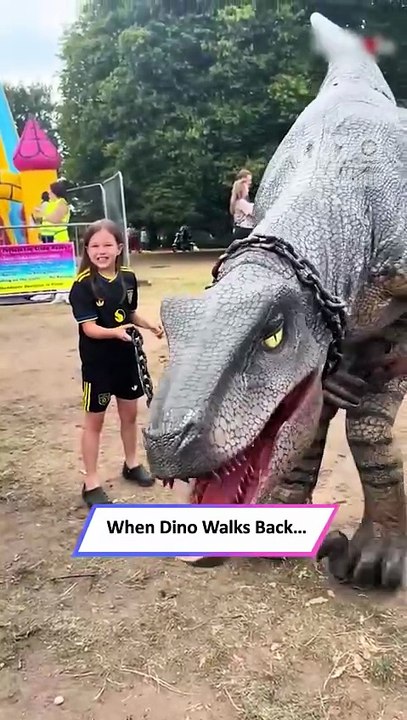 Dinosaur Turns Around and Terrifies Girl – Hilarious Scare Caught on Camera|| Heartsome 💖