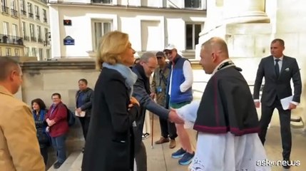 A Parigi l'addio a Claudia Cardinale, un applauso accoglie il feretro