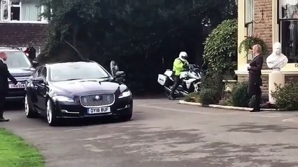 ميغان ماركل بفستانٍ صيفي لإطلالة شتوية في أجواء الكريسماس