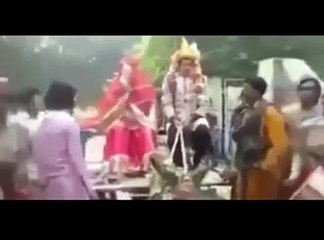 فرّ هارباً فور رؤيته للعروس في مطار السعودية.. شاهدي الفيديو