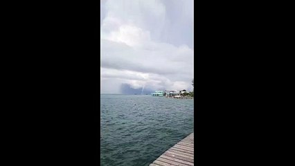 Tres trombas marinas se forman en una semana cerca de Útila