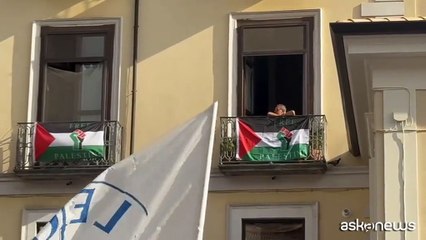 Spuntano bandiere Free Palestine vicino a comizio del centrodestra